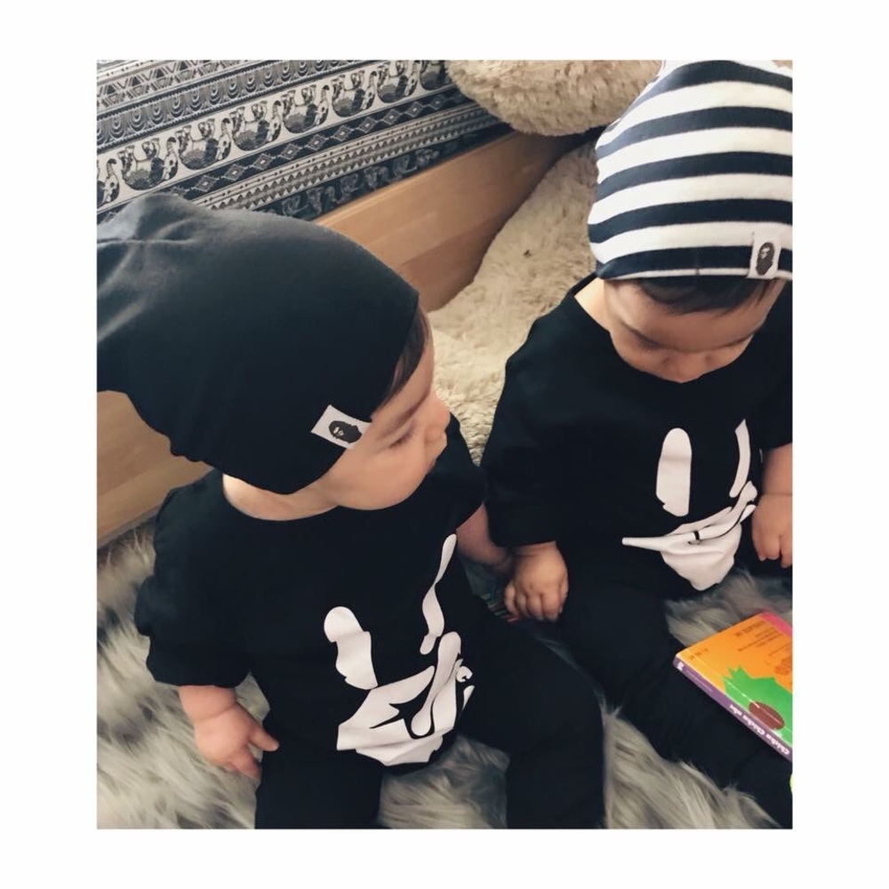 Cool ✌🏻 Boy’s long sleeve romper black 6-12months